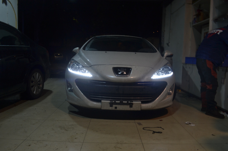 標致308車(chē)燈改裝透鏡氙氣燈LED日行燈