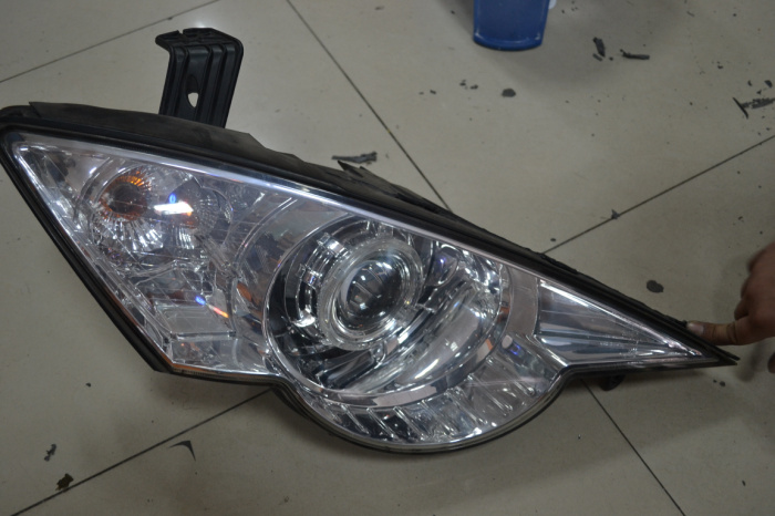 雙龍愛(ài)騰車(chē)燈改裝透鏡氙氣燈重慶新視點(diǎn)車(chē)燈改裝案例